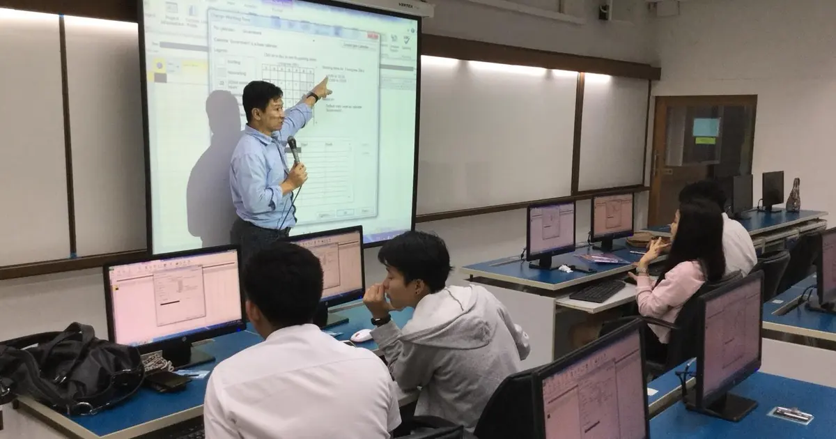 ภาพบรรยากาศการสอน MS Project ให้นักศึกษาคณะบัญชี ชั้นปีที่ 4 มหาวิทยาลัยหอการค้าไทย